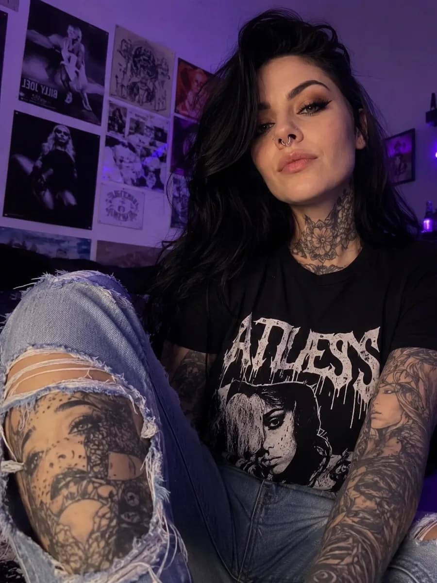 Tatuoitu vaihtoehtoista tyyliä edustava OnlyFans-tekijä Bunny Agencyn hallinnassa